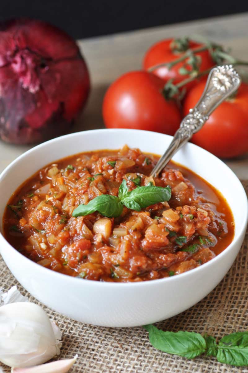 Healthy & Easy Homemade Pasta Sauce! This recipe is a family favorite and is ready in under 40 minutes! vegan and gluten-free. www.veganosity.com