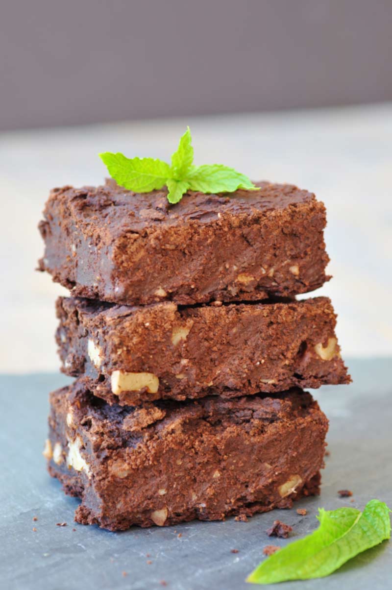 Vegan Protein Brownies with a Hint of Mint! This brownie recipe is made with black beans and oat flour. Gluten-free, dairy-free, and egg-free! www.veganosity.com