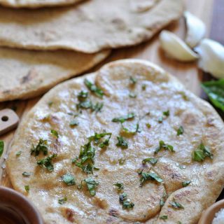 Easy and quick vegan yeast-free garlic flatbread!